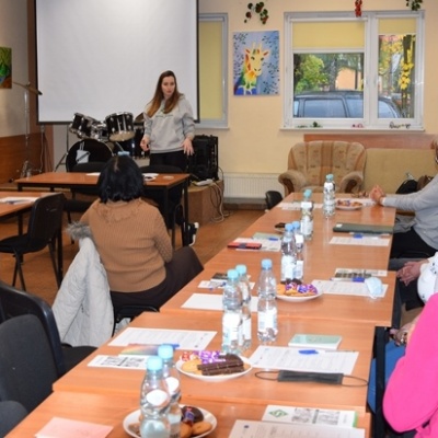 Mieszkańcy Koszalina uczestniczą w prelekcji fizjoterapeutki na temat rehabilitacji osób starszych i niepełnosprawnych