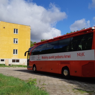 Mobilny Punkt Poboru Krwi zaparkowany na parkingu przy Miejskim Ośrodku Pomocy Rodzinie w Koszalinie.