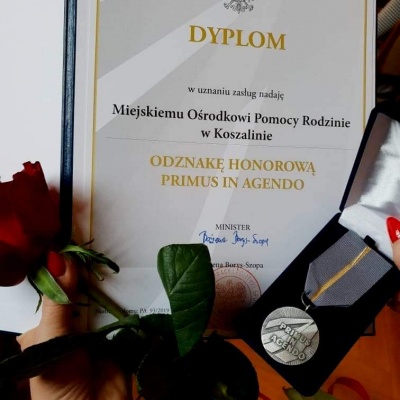 Dyplom dla Miejskiego Ośrodka Pomocy Rodzinie w Koszalinie, nadający odznakę honorową Primus in Agendo