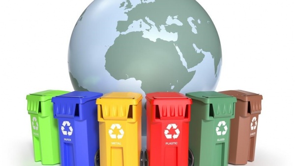 Zdjęcie przedstawia planetę Ziemię otoczoną kolorowymi koszami do segregacji odpadów