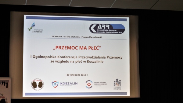 Baner wyświetlający się na ekranie podczas konferencji, zawierający jej tytuł, termin, organizatorów i źródło finansowania