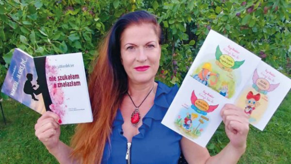Autorka książek Pani Alicja prezentuje swoje publikacje.