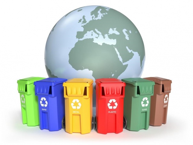 Zdjęcie przedstawia planetę Ziemię otoczoną kolorowymi koszami do segregacji odpadów