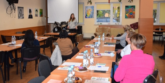Mieszkańcy Koszalina uczestniczą w prelekcji fizjoterapeutki na temat rehabilitacji osób starszych i niepełnosprawnych