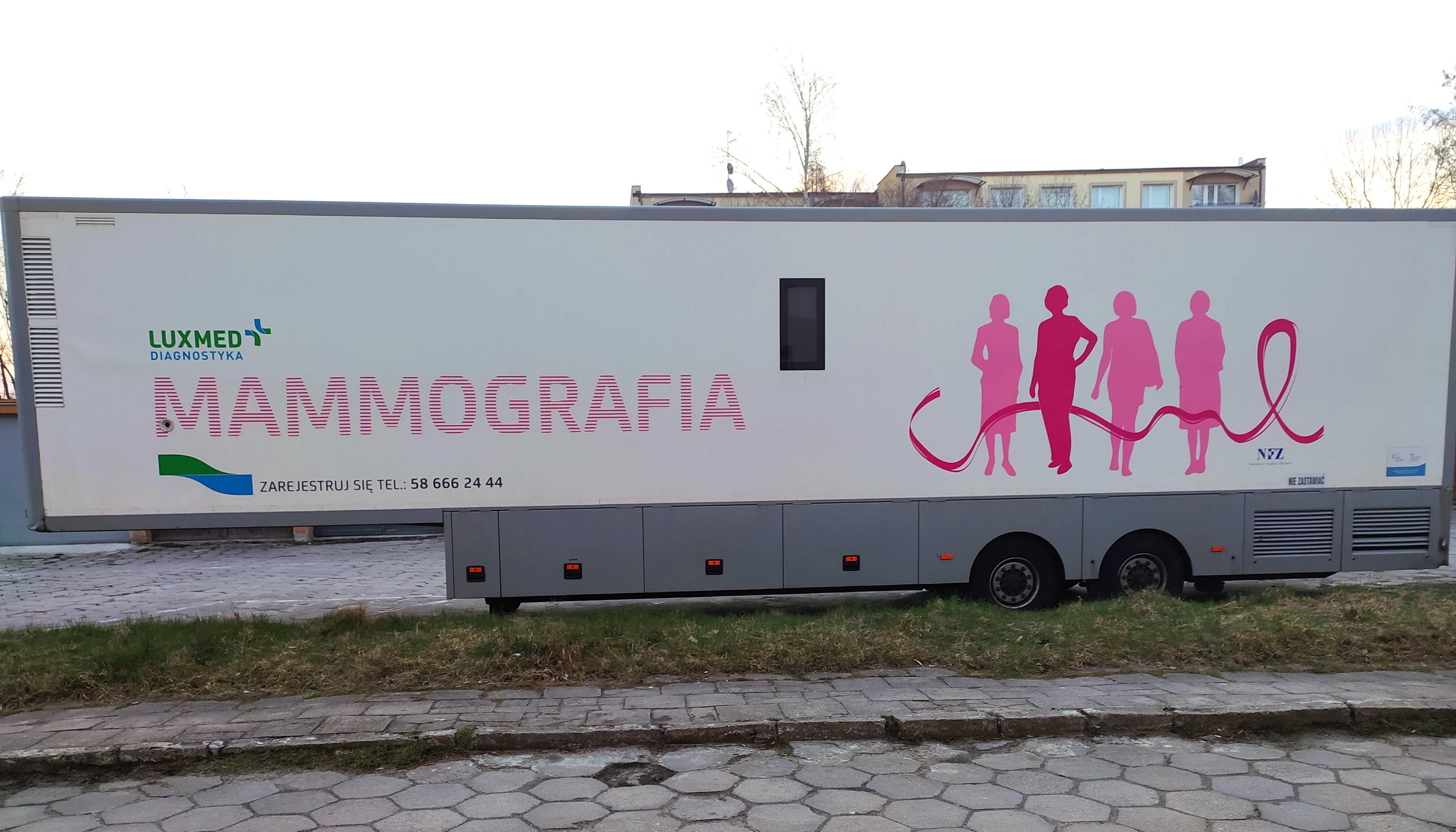 Zdjęcie przedstawia mammobus przed MOPR w Koszalinie